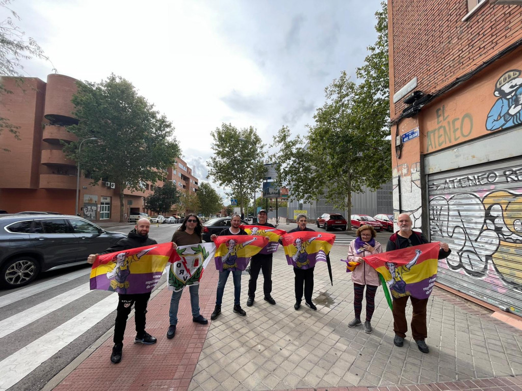 Ateneístas con la bandera republicana