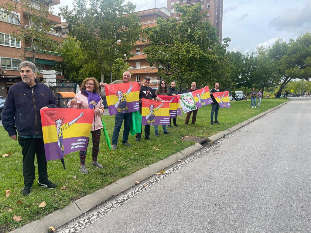 Ateneístas saludan la vuelta ciclista